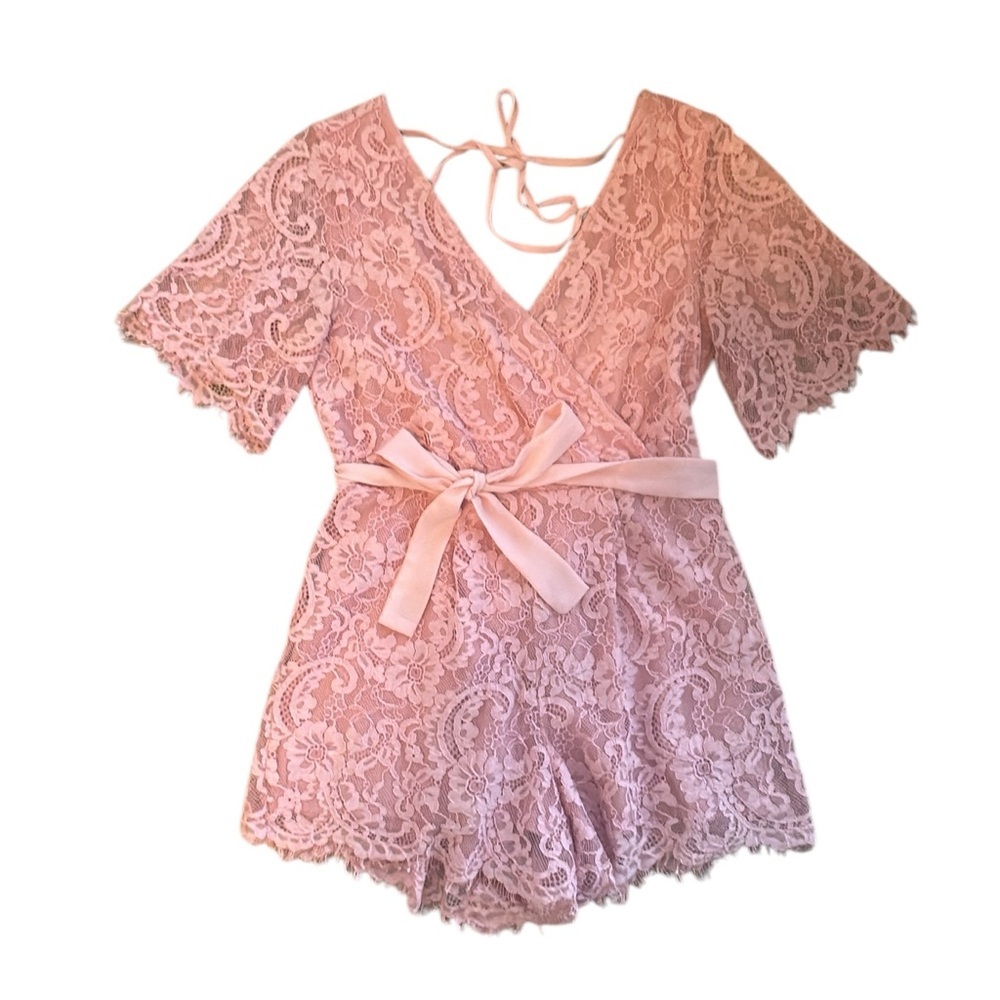Francesca’s Medium Pink Floral Lace Short Sleeve Short Romper Jumpsuit‎